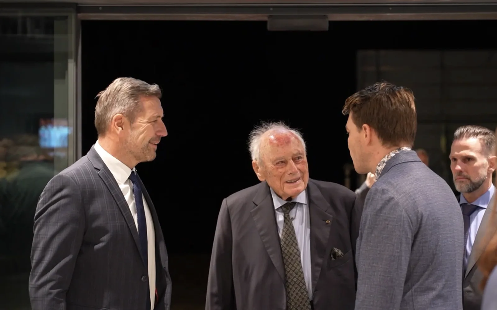 Gäste im Gespräch bei der Eröffnungsfeier des Solebads Niedernhall